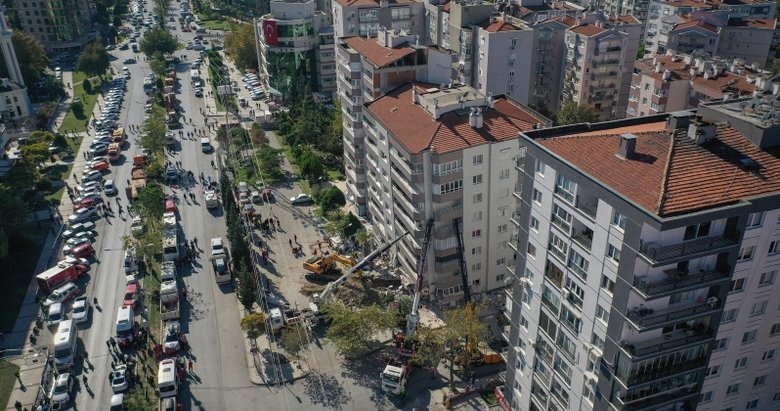 İzmir Valisi Köşger’den enkazların etrafında kalabalık oluşturmama uyarısı