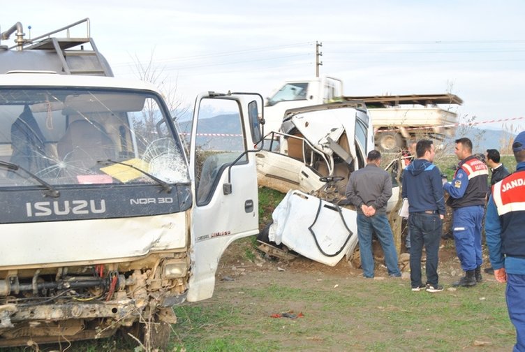 İzmir’de feci kaza! Süt kamyonu ile otomobil çarpıştı