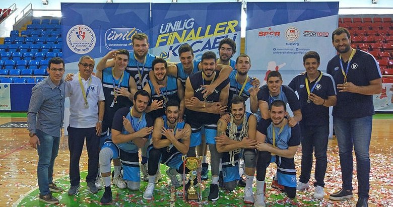 İzmir’e şampiyonluk kupası getirdiler