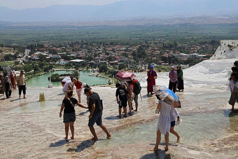 Travertenleriyle ünlü Pamukkale’ye ziyaretçi akını: 1 milyon 149 bini aşkın kişi gezdi