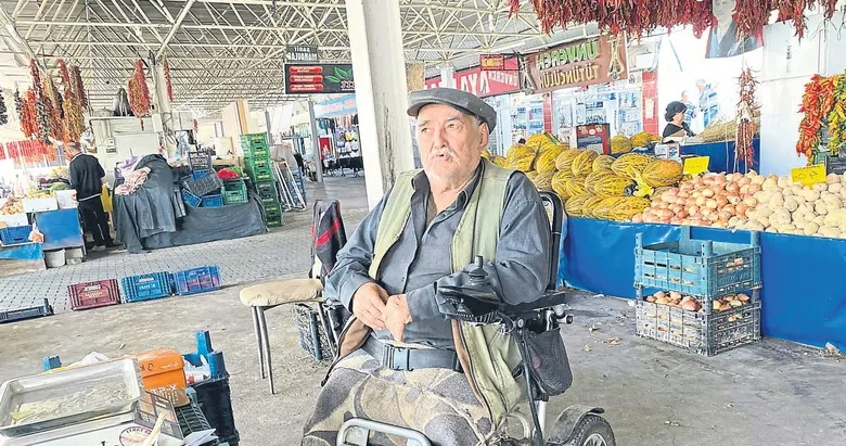 Tekerlekli sandalyesiyle 45 yıldır pazarcılık yapıyor