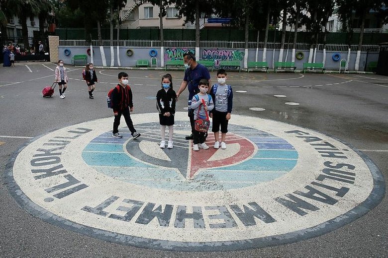 Aylar sonra kavuştular! İzmir’de ilkokul öğrencilerinin yüz yüze eğitim heyecanı