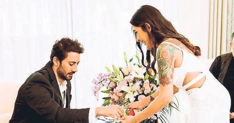 Ünlü şarkıcı Melek Mosso nişanlandı