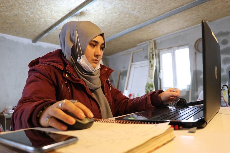 Kızının eğitimi için internet çeken kekik tarlasına baraka yaptı