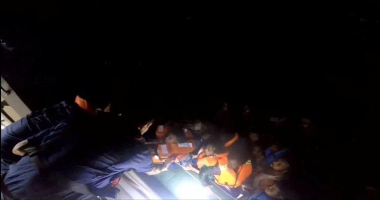 Batmak üzere olan bottaki kaçakları sahil güvenlik kurtardı