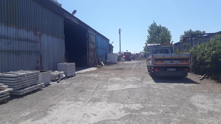 İzmir Çiğli’de, otluk alanda başlayan yangın iş yerine sıçradı