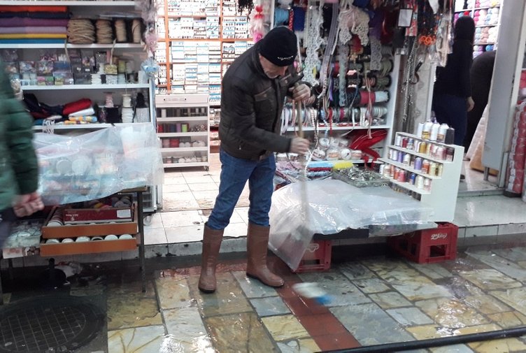 İzmir’de Kemeraltı Çarşısı’ndaki iş yerlerini su bastı