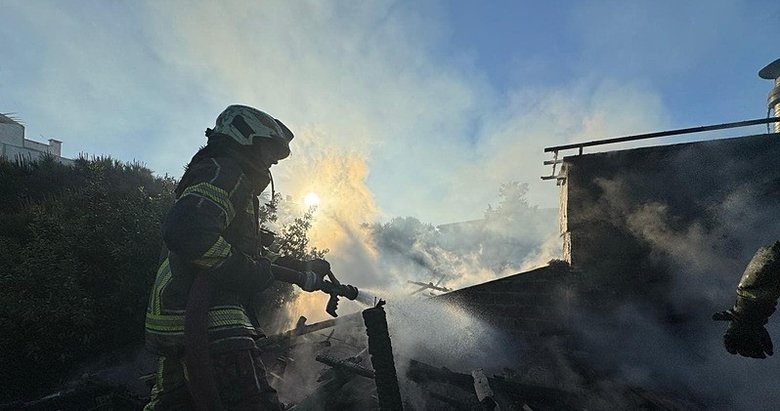 İzmir’de panik anlar! Restoran çatısı alev alev yandı