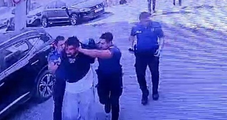 Bornova'da gergin anlar! Bipolar hastası satırla polisleri tehdit etti: Bir polis yaralandı