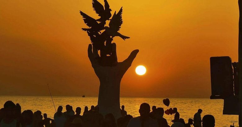 Kuşadası’nda gün batımı izleyenleri mest etti