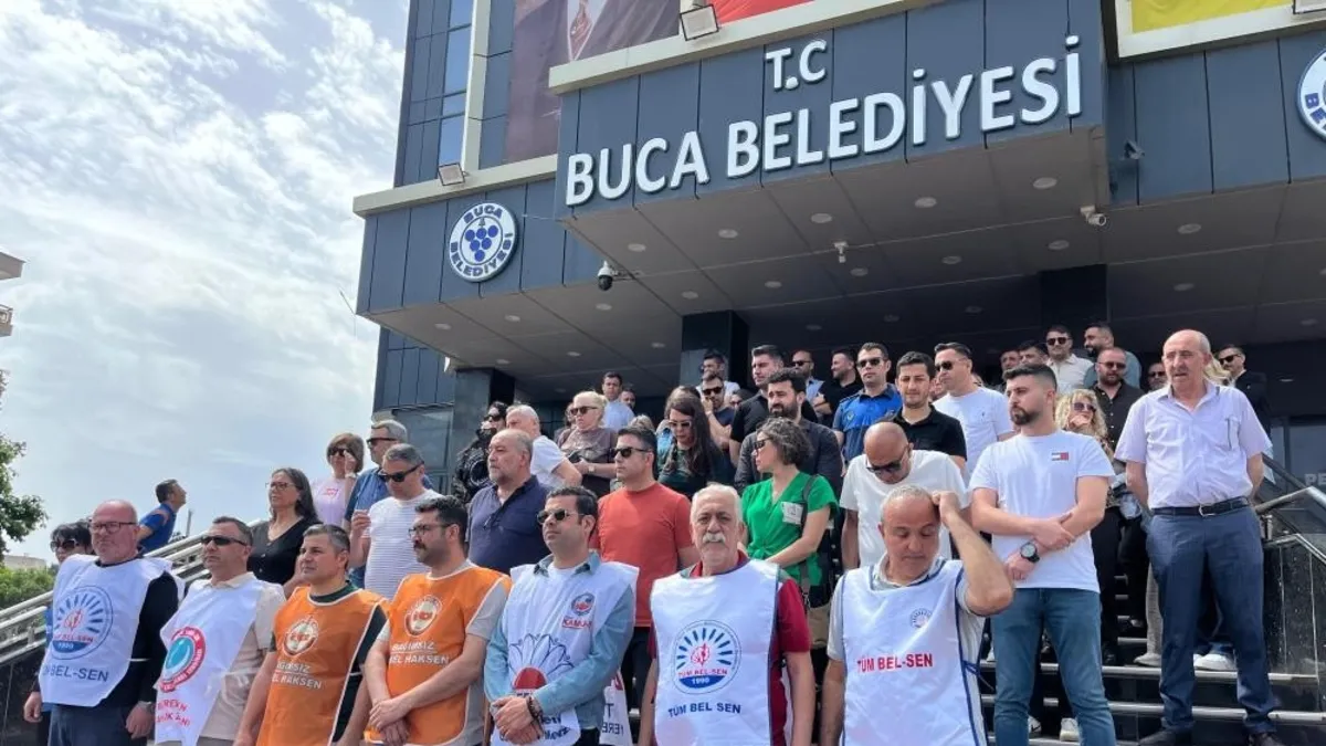 İzmir'de CHP'li Belediyelerde Memurlar İş Bıraktı, Çöp Krizi Derinleşiyor