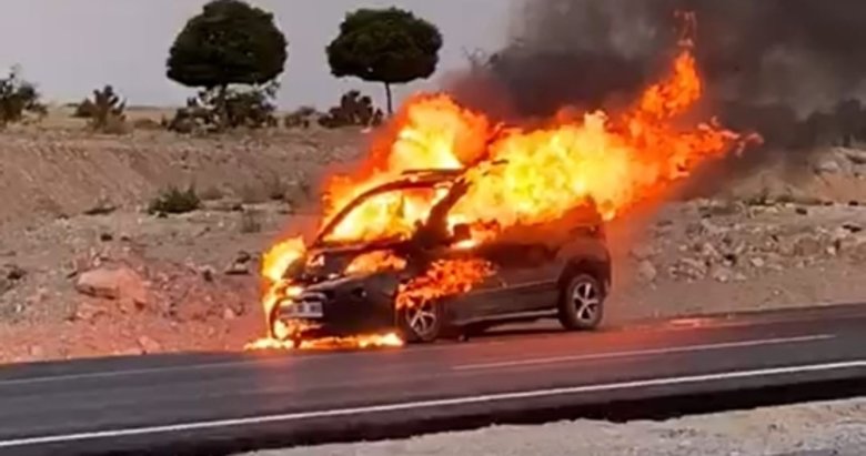 Afyonkarahisar’da faciadan dönüldü! Seyir halindeki araç alev alev yandı