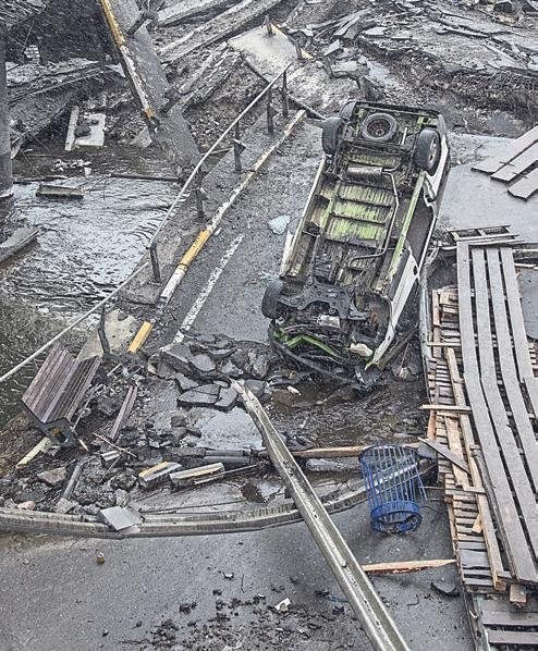 Yıkıntıların arasında dünya evine girdiler