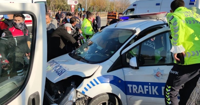 Afyonkarahisar’da öğrenci servisi ile trafik polis otosu çarpıştı
