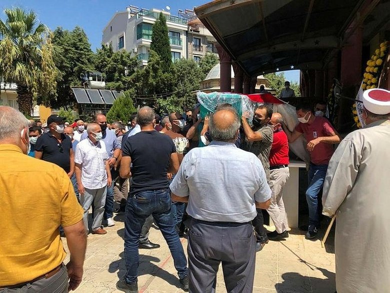 Kalbine yenilen sağlık çalışanı son yolculuğuna gelinlikle uğurlandı