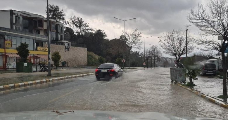 Kuşadası yağışa teslim: Araçlar sele kapıldı