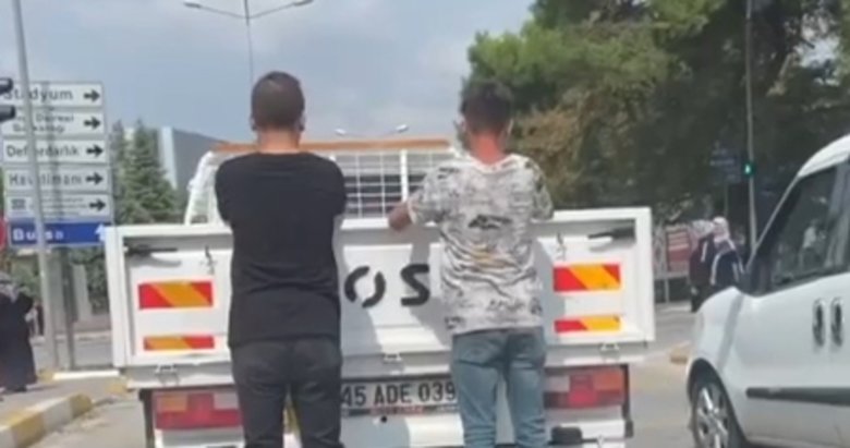 Patenli gençlerin trafikteki tehlikeli oyunları!