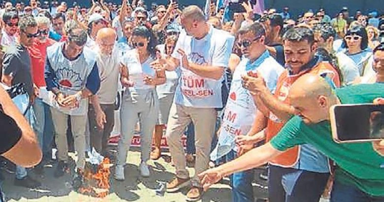 İzmir’de memurlar bordro yaktı