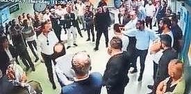 Doktoru bayıltıncaya kadar dövdüler