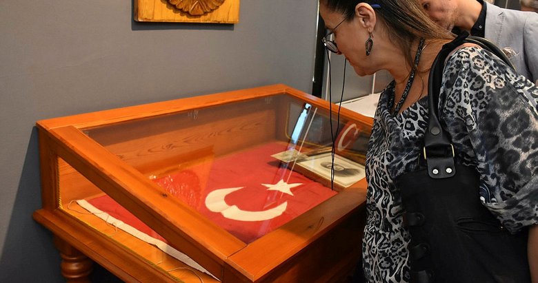 İzmir’in kurtuluşunda elde dikilen Türk bayrağı müzede
