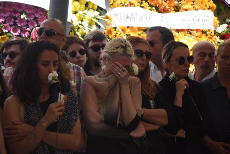 İzmir’i yasa boğmuştu! Genç yaşta ölen Derin Erpulat gözyaşlarıyla uğurlandı