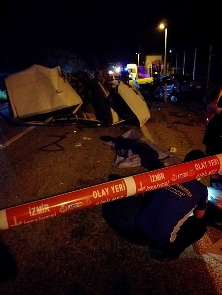 İzmir’de feci kaza! 2 kişi hayatını kaybetti 1 ağır yaralı