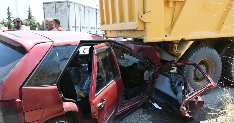Manisa’da kamyona çarpan otomobildeki 2 kişi yaralandı