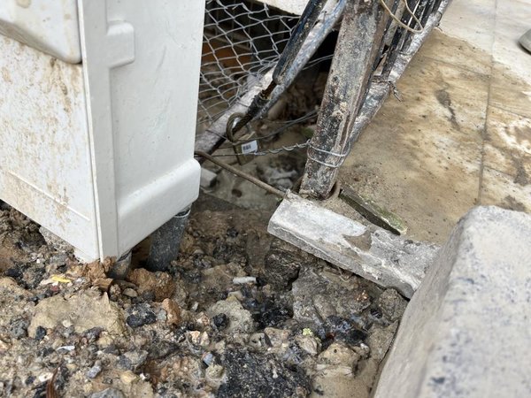 Kuraklık yaşayan İzmir’de, boşa akan sular evlere hasar verdi! Evimiz çökecek diye korkuyoruz