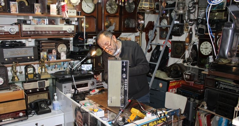 Antika radyo ve pikaplara ustalığıyla yeniden ‘ses’ veriyor