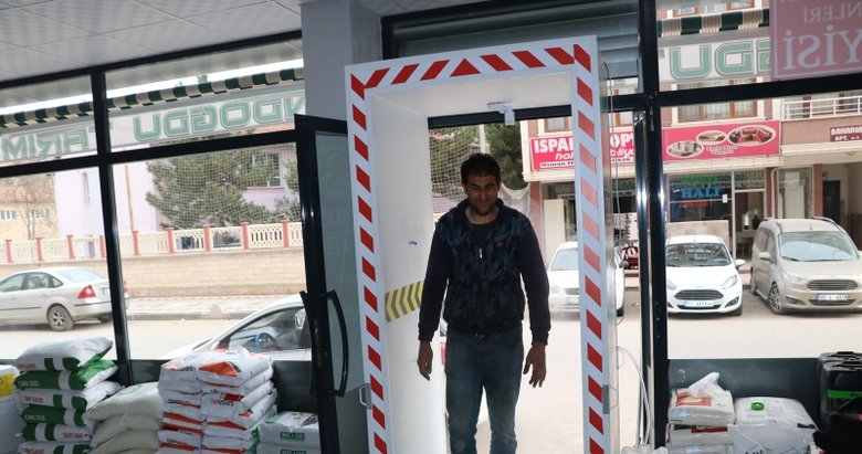 Koronavirüsten korunmak için seyyar dezenfektan kabini yaptırdı