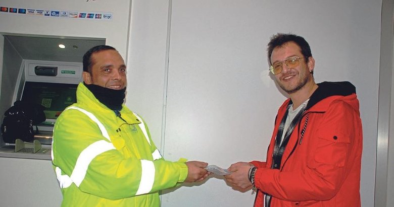 Bankamatikte bulduğu parayı sahibine teslim etti