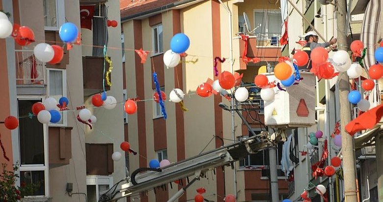 İzmir’de anlamlı hareket! Dışarı çıkamayan çocukları için sokağı süslediler