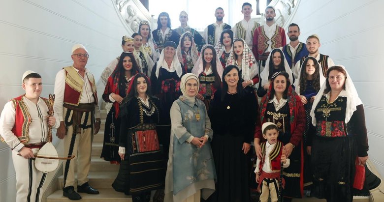 Emine Erdoğan’dan Tiran’da Ulusal Opera ve Bale Tiyatrosu ile Tugaylar Sarayı’na ziyaret