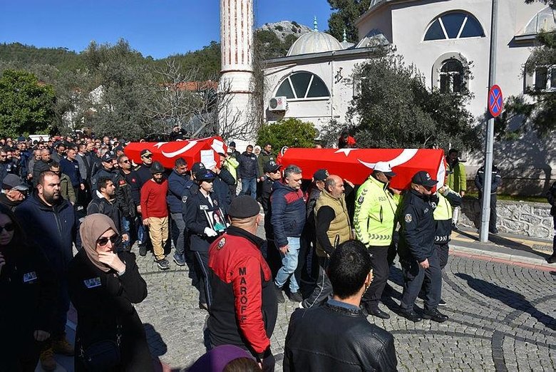 Depremde hayatını kaybeden polis memuru anne ve iki kızına Marmaris’te acı veda