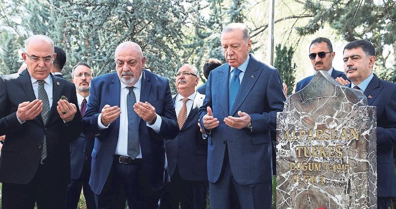 Başkan Erdoğan Türkeş’in kabrini ziyaret etti