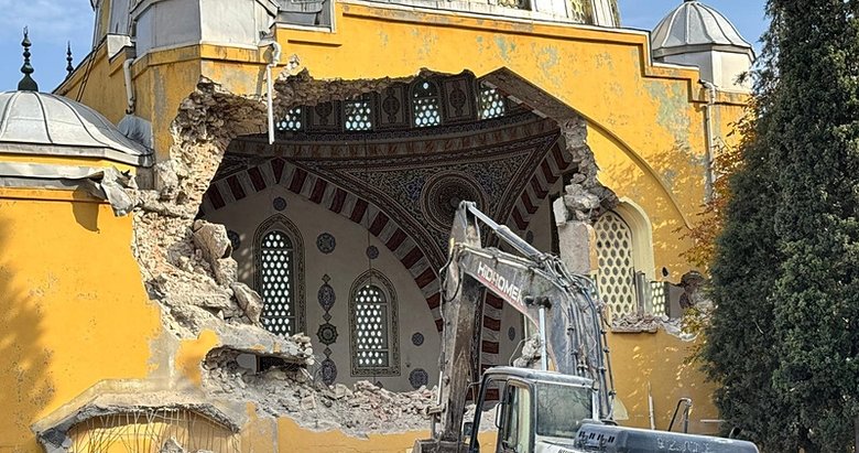 Domaniç’te tarihi minaresi korunan cami 3’üncü kez yıkılıyor