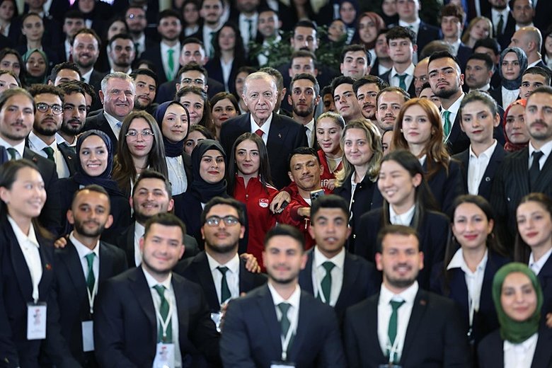 ‘Türk gençliği çağa damgasını vuracak’