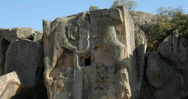 ‘Aslantaş Kaya Mezarı’ ziyaretçilerin ilgi odağı! İlk günkü heybetini koruyor