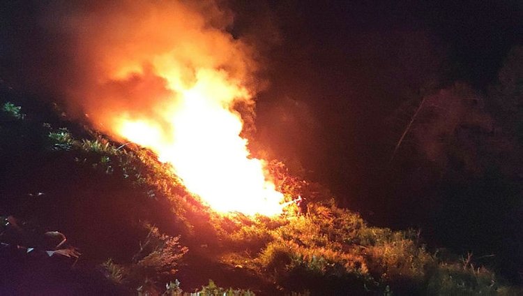 Hafriyat döküm alanındaki yangın saatlerdir sürüyor