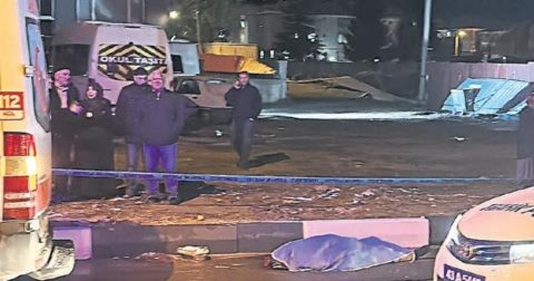 Karşıya geçmeye çalışan çifte otomobil çarptı