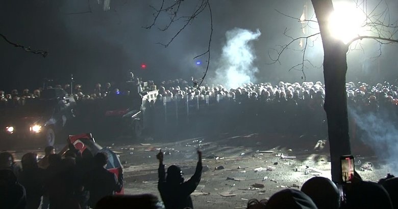 Başkan Erdoğan’ın annesine alçakça küfür ettiler! Siyasetten tepki yağdı