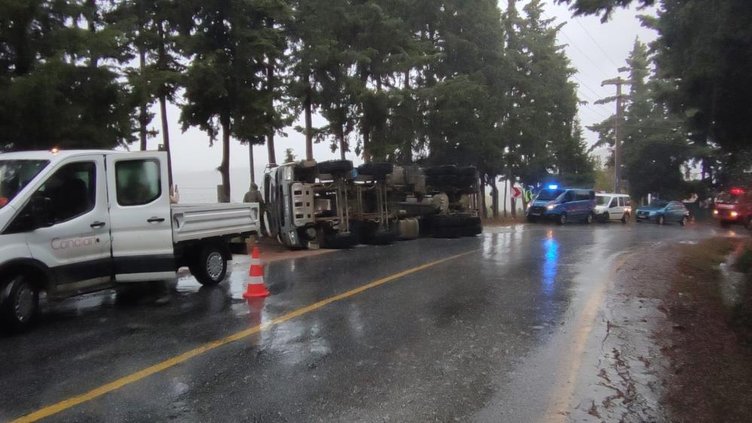 Aydın’da kayganlaşan yolda beton mikseri devrildi