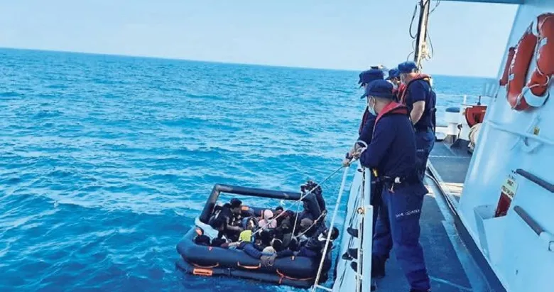 Göçmenler batmak üzereyken kurtarıldı