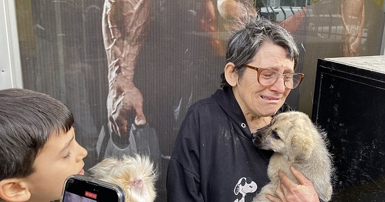 Alevlere kafa tutan kahraman anne