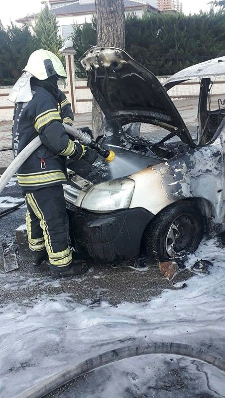 Alev alev yanan otomobil kullanılamaz hale geldi