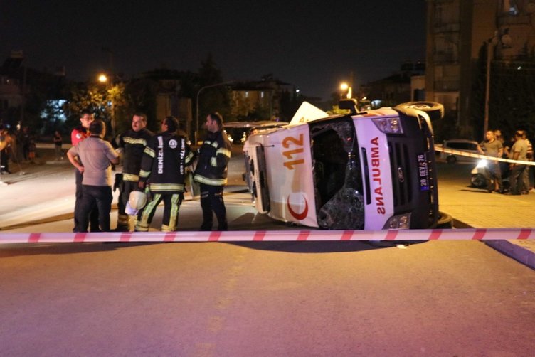 Denizli’de feci kaza! Hasta taşıyan ambulans devrildi
