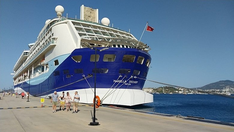bodrum-limanina-iki-dev-kruvaziyer-demir-atti-1860-turist-ilceye-geldi-1779018215034.jpeg
