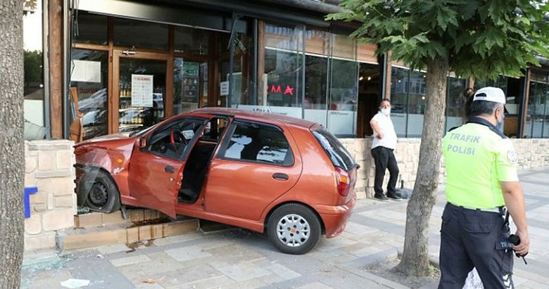 Otomobil, restoranın kapısına çarparak durabildi