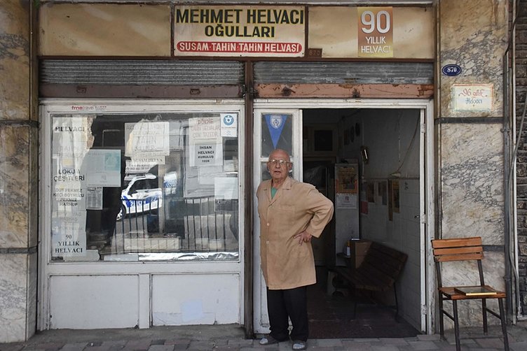İzmir’in 96 yıllık helvacısı! Yıllardır aynı yerde hizmet veriyor