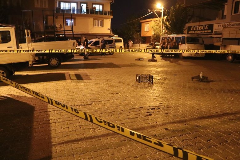 İzmir’de sokak ortasında bıçaklı, silahlı kavga: 1’i ağır 4 yaralı